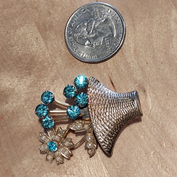 Vintage rhinestone brooch gold blue flower basket - Picture 2 of 4